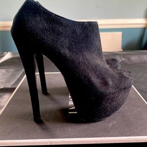 Suede booties inspired by Lady Gaga!